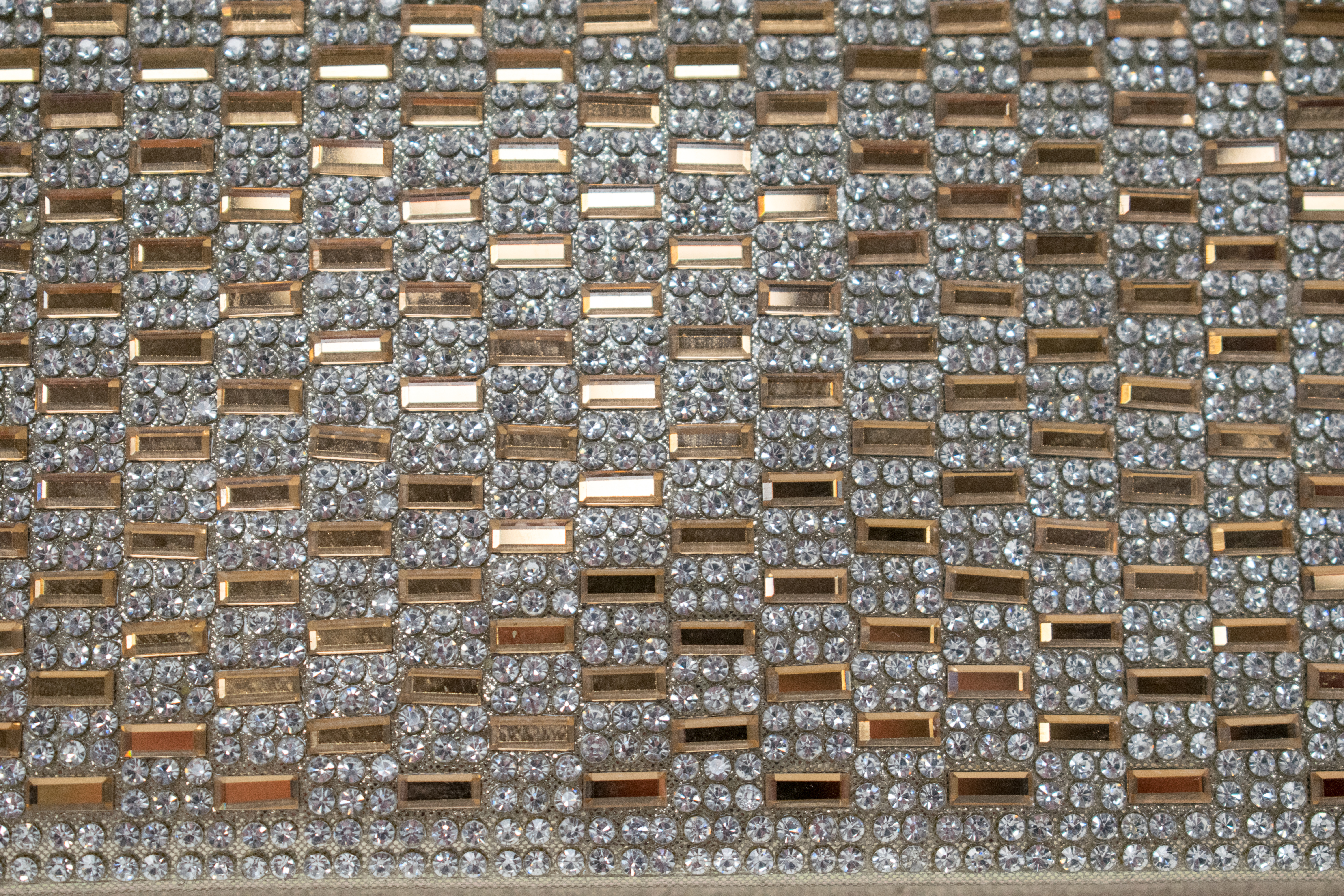 Klatsch mit Kristallverzierung in Schwarz, Gold, Silber