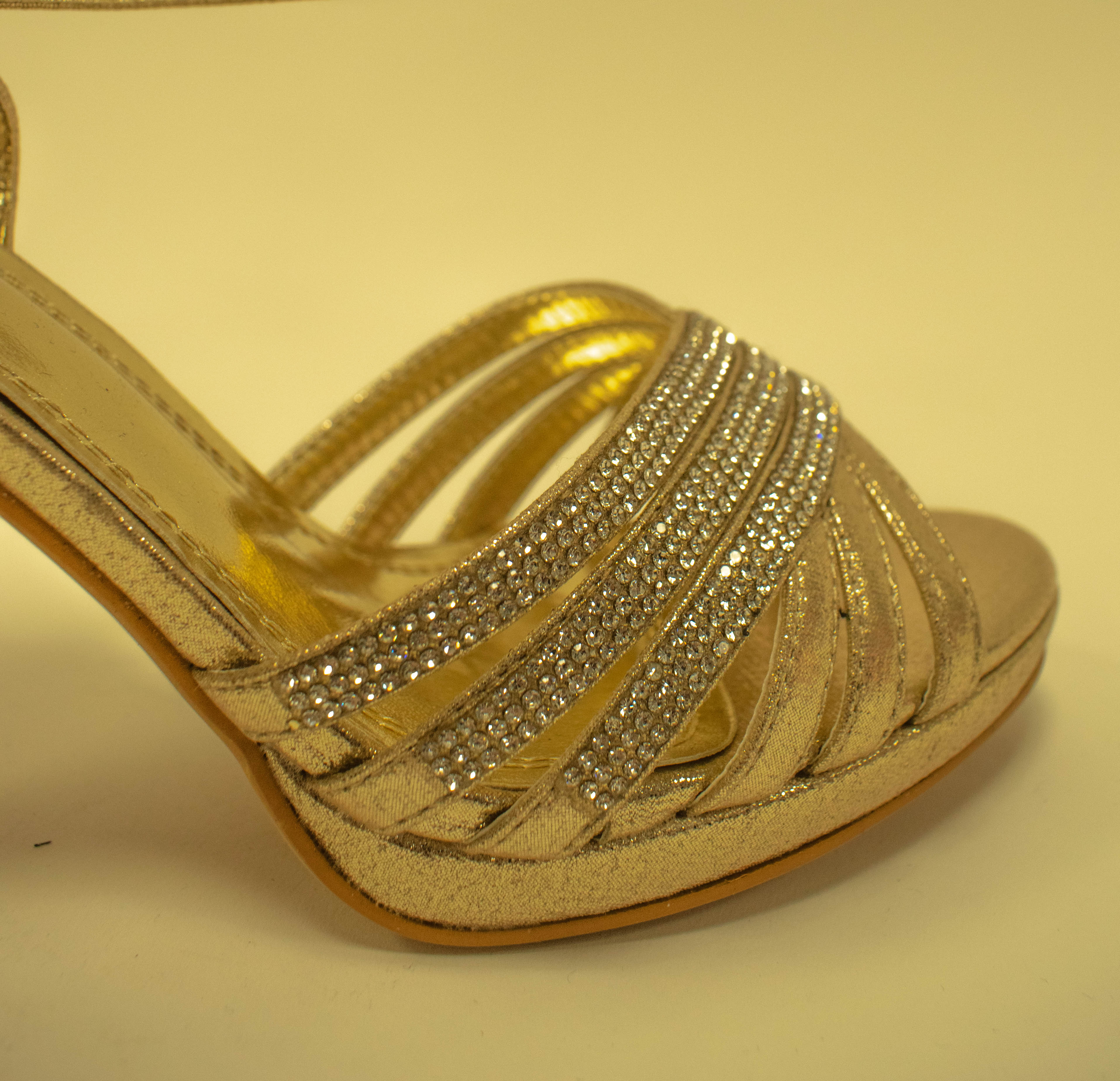 Eleganter Schuh in Gold